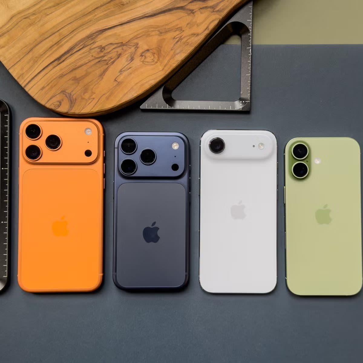 iPhone 17 Pro laranja, 17 Pro azul, iPhone Air e iPhone 17 verde sobre a mesa